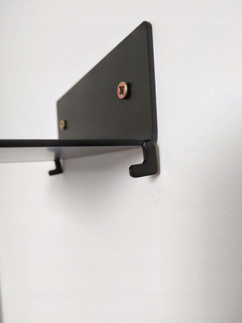 Niewidzialna półka na książki do salonu - obrazek 4