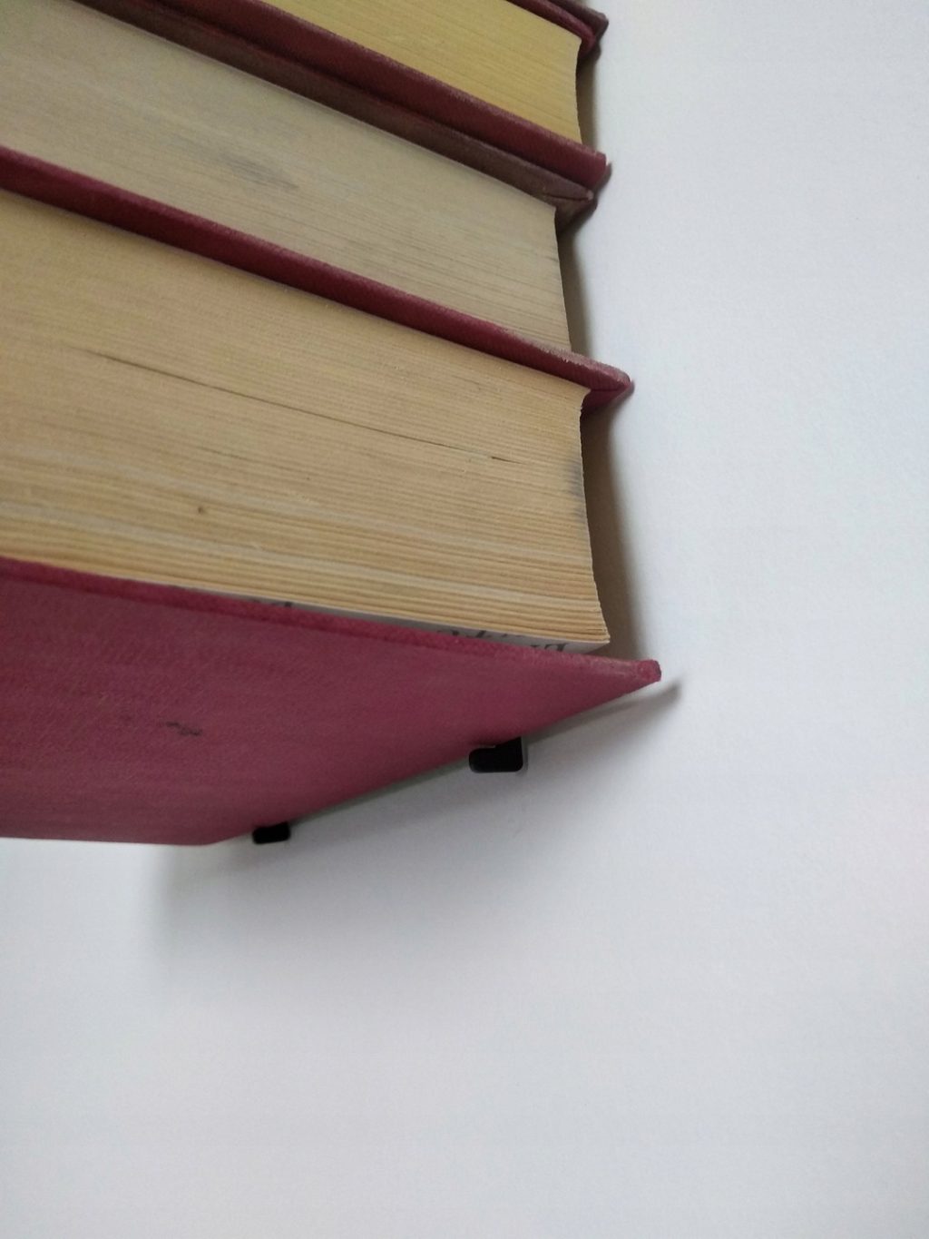 Niewidzialna półka na książki do salonu - obrazek 6