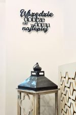 Dekoracja metalowa Napis Wszędzie dobrze DES060 40 cm - obrazek 4