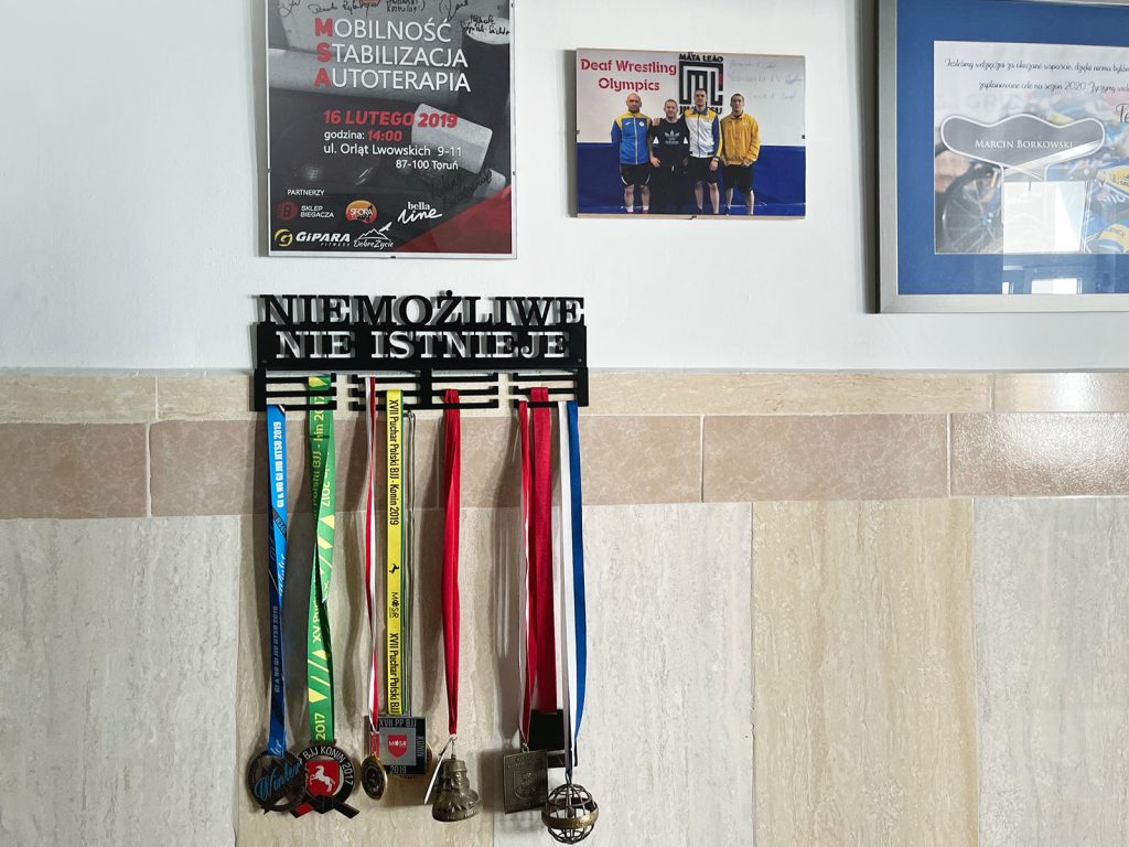 Wieszak na medale Niemożliwe nie istnieje 40 cm - obrazek 2