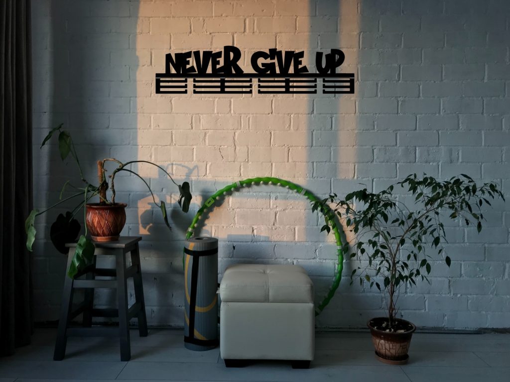 Wieszak na medale Never give up 80 cm - obrazek 2