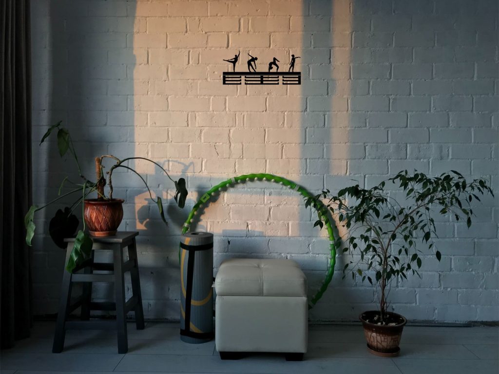 Wieszak metalowy na medale Acrobatics II 40 cm - obrazek 2