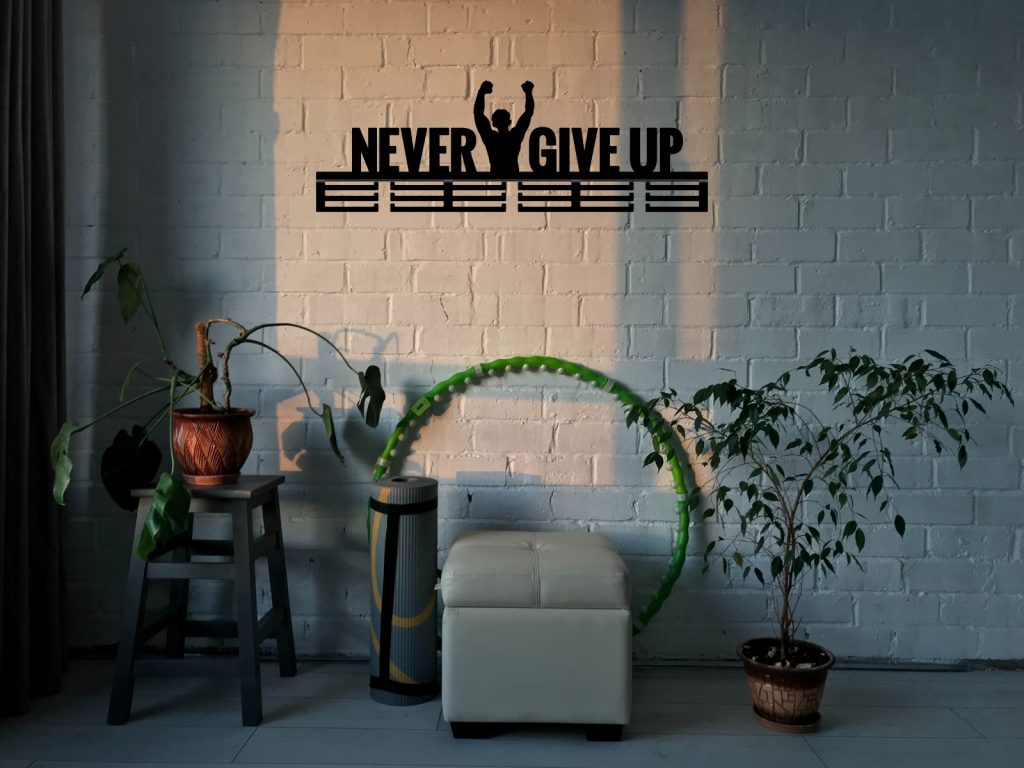 Wieszak na medale Never Give Up 2 80 cm - obrazek 2