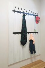 Wieszak metalowy długi do pracowni szatni 100 cm - obrazek 2