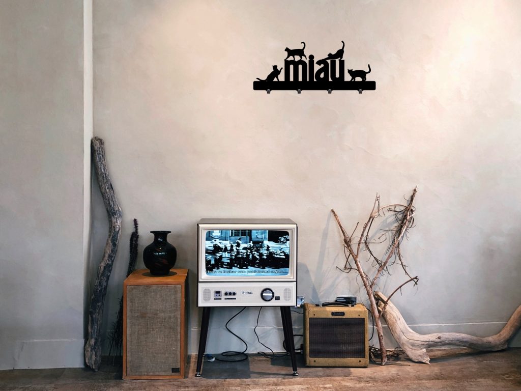 Krótki wieszak metalowy na ubrania Kotki 40 cm - obrazek 2