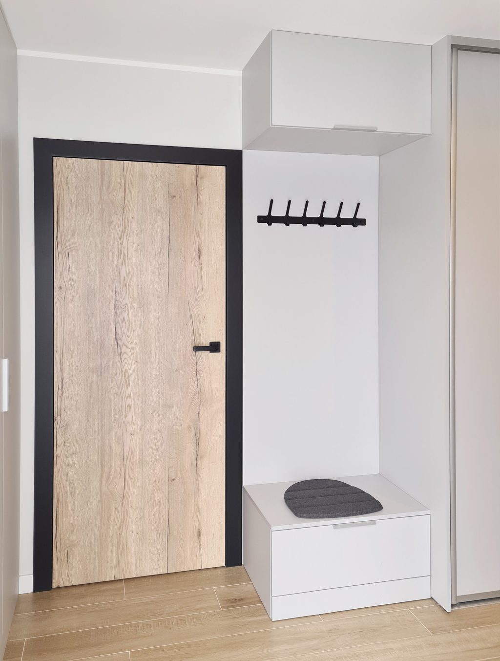 Wieszak metalowy na ubrania prosty 60 cm - obrazek 2