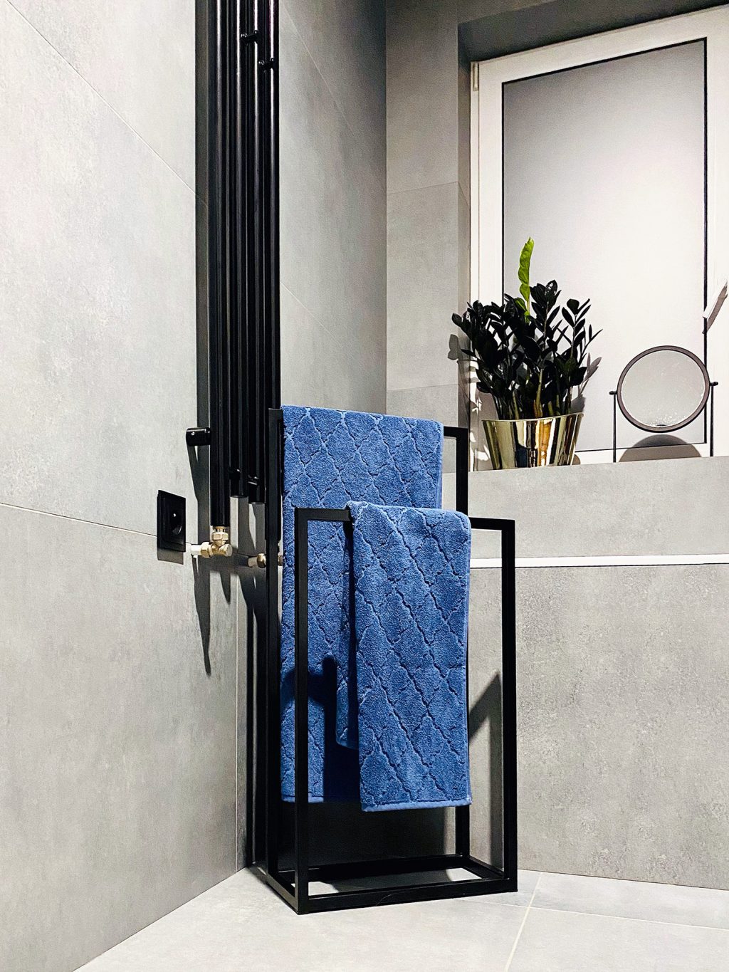 Wieszak na ręczniki stojący metalowy B S - obrazek 2