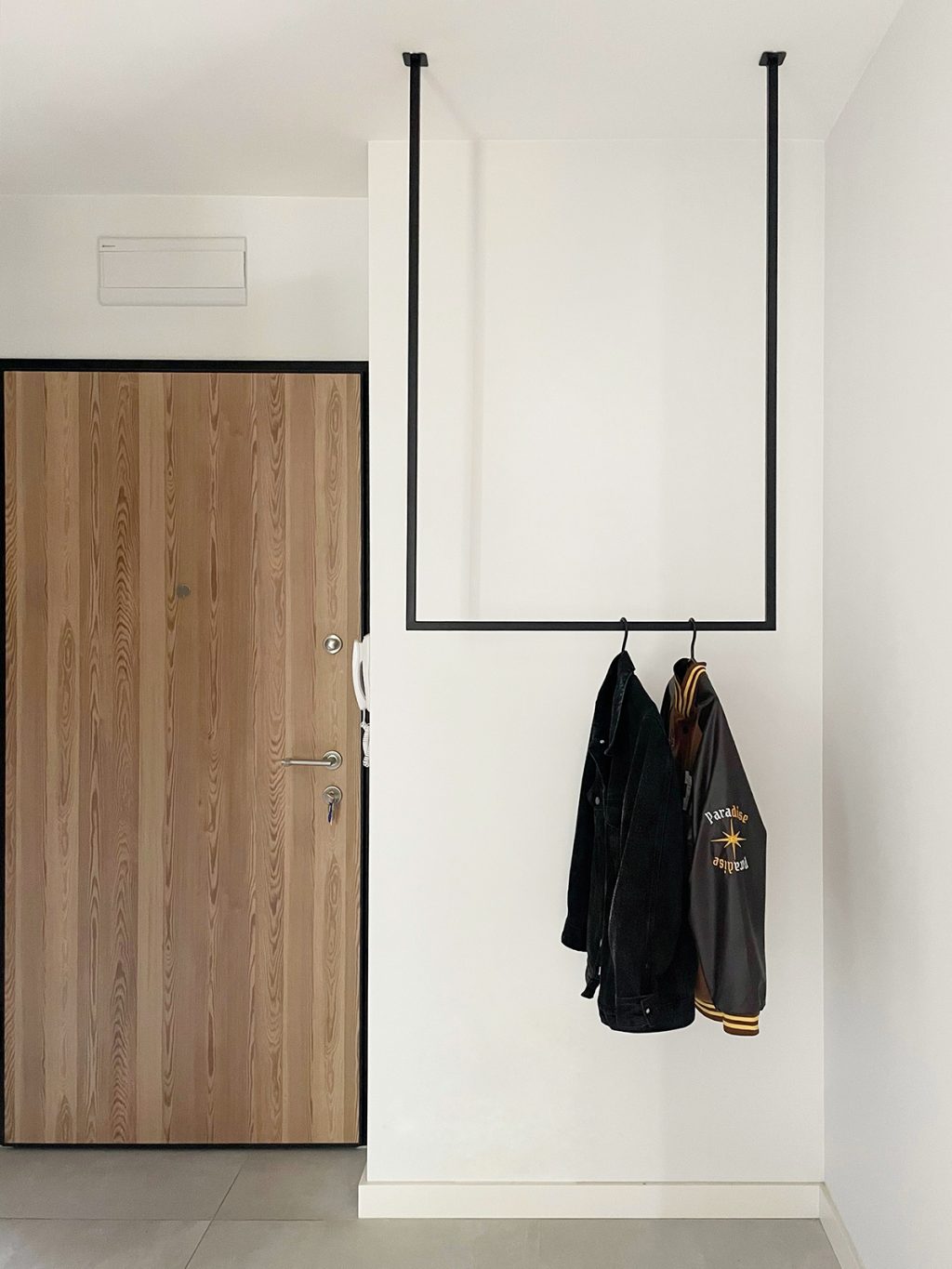 Wieszak na ręczniki sufitowy metalowy pojedynczy L - obrazek 3